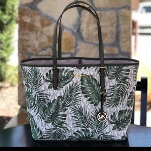 Michael Kors
Jet set travel large carry all tote